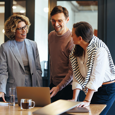 ROI ze szkoleń. Co bardziej się opłaca – szkolenia stacjonarne czy wdrożenie dedykowanej platformy e-learningowej?