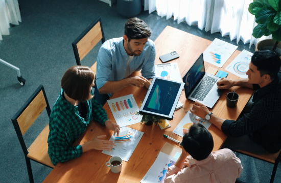 Eksperci wykonują audyt platformy B2B