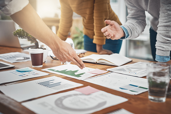 handlowcy analizują wdrożenie platformy B2B handlowcy analizują wdrożenie platformy B2B